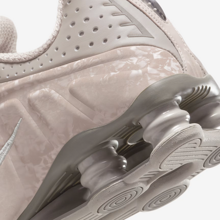 HV0934-001 Nike Shox R4 College Grey Flat Pewter (Women's)