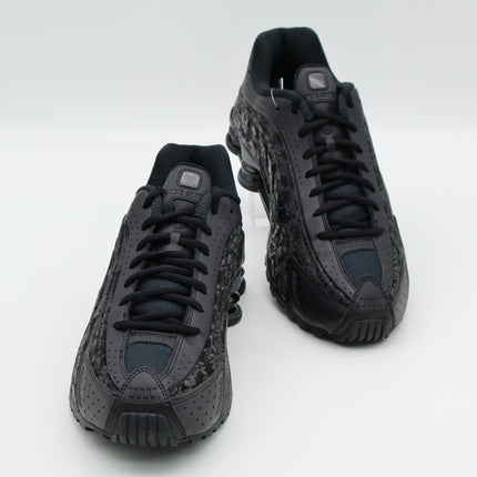 HV0934-002 Nike Women's Shox R4 Black Floral Dark Smoke Grey (Women's)