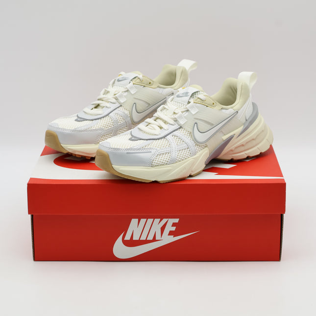 FD0736-108 Nike V2K Run Sail Light Khaki Light Smoke Grey Sail (Women's)