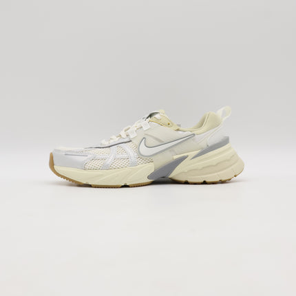 FD0736-108 Nike V2K Run Sail Light Khaki Light Smoke Grey Sail (Women's)