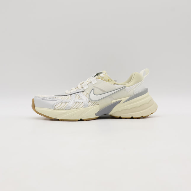 FD0736-108 Nike V2K Run Sail Light Khaki Light Smoke Grey Sail (Women's)
