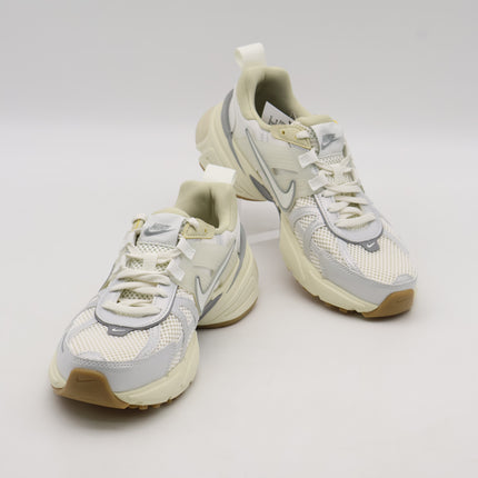 FD0736-108 Nike V2K Run Sail Light Khaki Light Smoke Grey Sail (Women's)