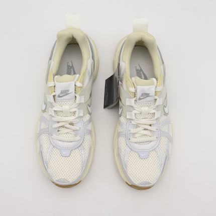 FD0736-108 Nike V2K Run Sail Light Khaki Light Smoke Grey Sail (Women's)