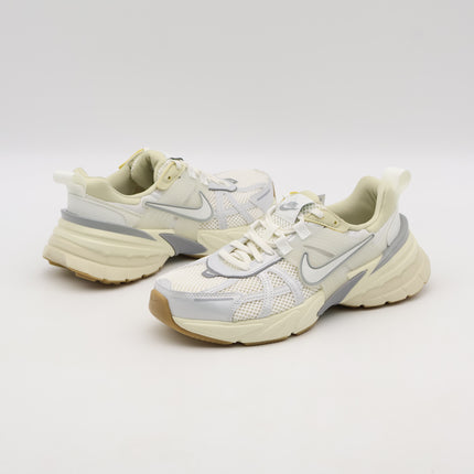 FD0736-108 Nike V2K Run Sail Light Khaki Light Smoke Grey Sail (Women's)